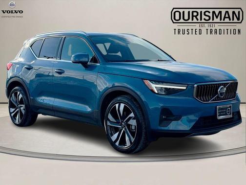 2023 Volvo XC40 B5 Plus Bright Theme