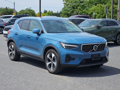 Fjord Blue Metallic 2024 Volvo XC40 B5 Plus Bright Theme