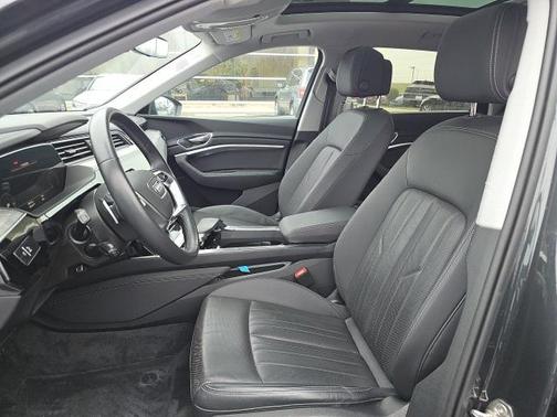 2022 Audi e-tron Premium Plus