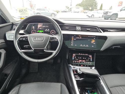 2022 Audi e-tron Premium Plus