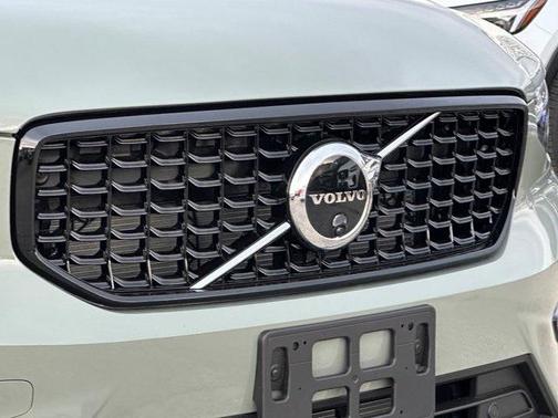 2025 Volvo XC40 B5 Plus Dark Theme