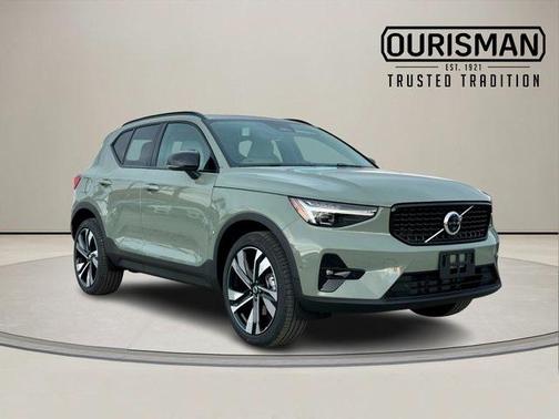 2025 Volvo XC40 B5 Plus Dark Theme