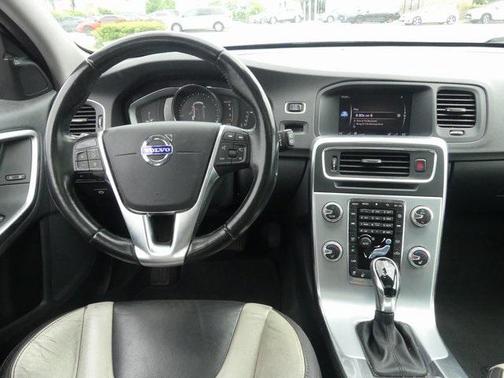 2018 Volvo V60 Cross Country T5