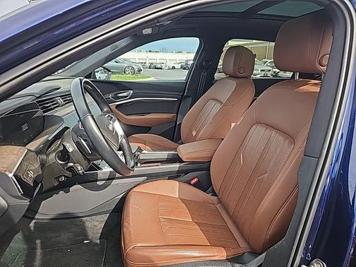 2022 Audi e-tron Premium Plus