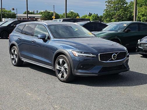 Denim Blue Metallic 2024 Volvo V60 Cross Country B5 Plus