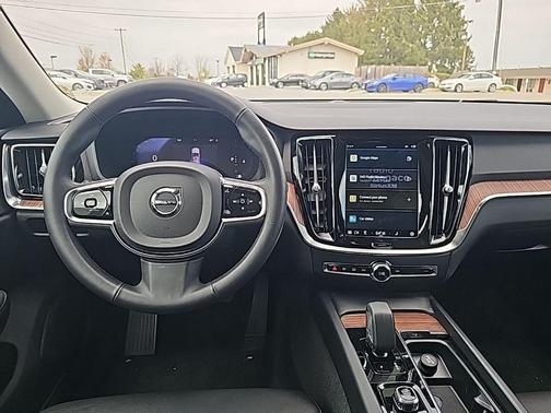 2024 Volvo V60 Cross Country B5 Plus