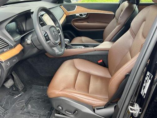 2022 Volvo XC90 T6 Momentum