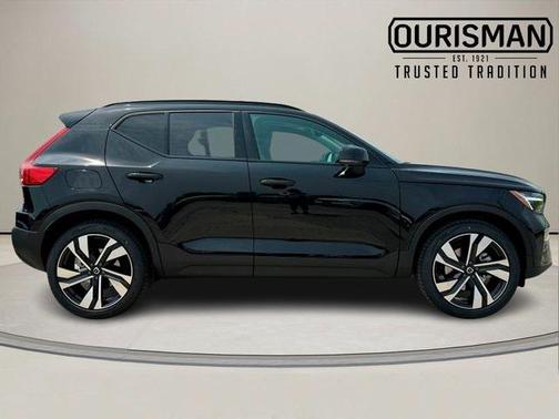 2025 Volvo XC40 B5 Plus Dark Theme