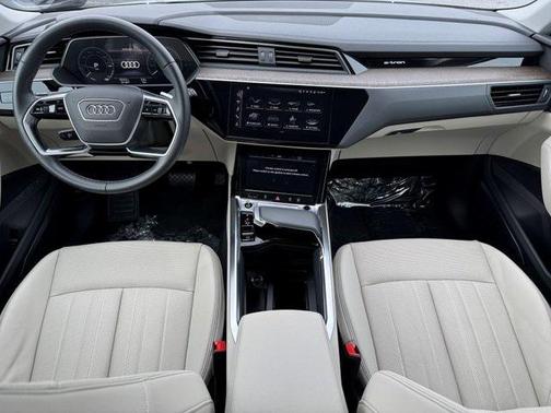 2022 Audi e-tron Premium Plus