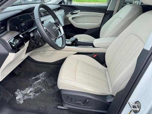 2022 Audi e-tron Premium Plus