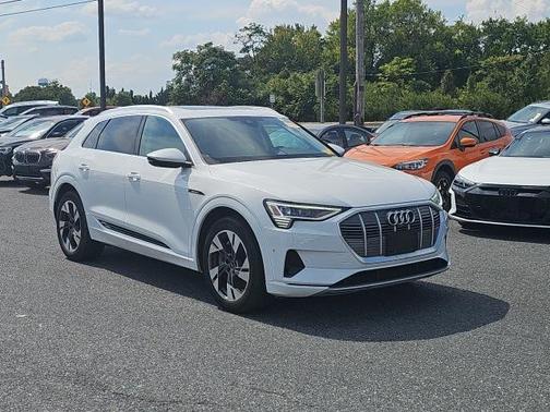 2022 Audi e-tron Premium Plus
