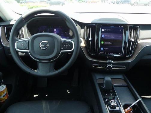 2022 Volvo XC60 B5 Momentum