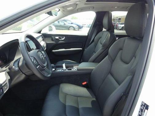 2022 Volvo XC60 B5 Momentum