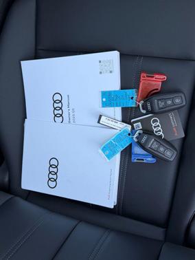 Florett Silver Metallic 2025 Audi Q5 2.0T Premium Plus