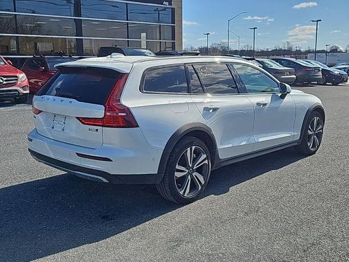2025 Volvo V60 Cross Country B5 Plus