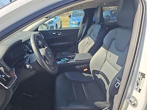 2025 Volvo V60 Cross Country B5 Plus