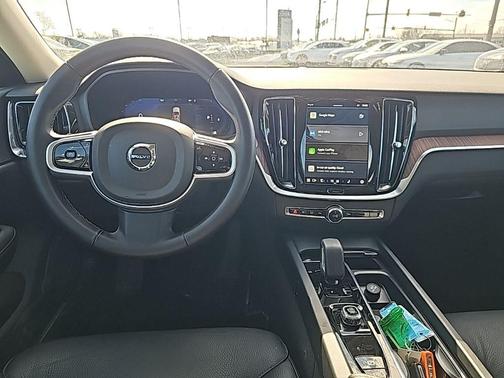 2025 Volvo V60 Cross Country B5 Plus