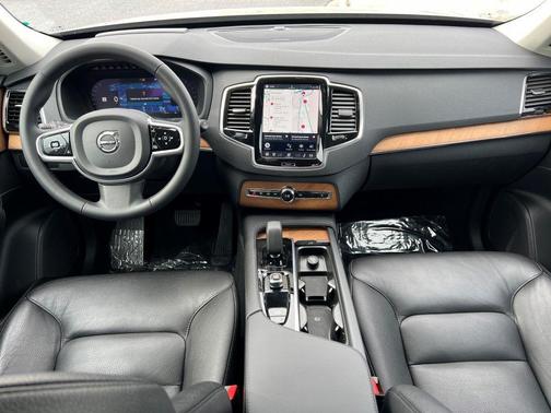 2023 Volvo XC90 B5 Plus