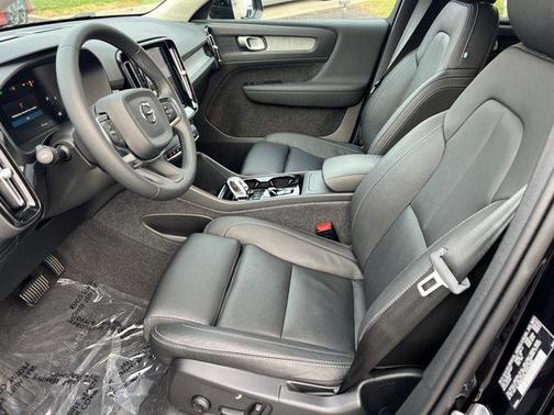 2024 Volvo XC40 B5 Plus Dark Theme