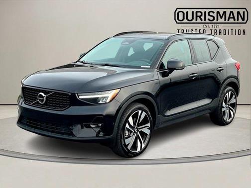 2024 Volvo XC40 B5 Plus Dark Theme