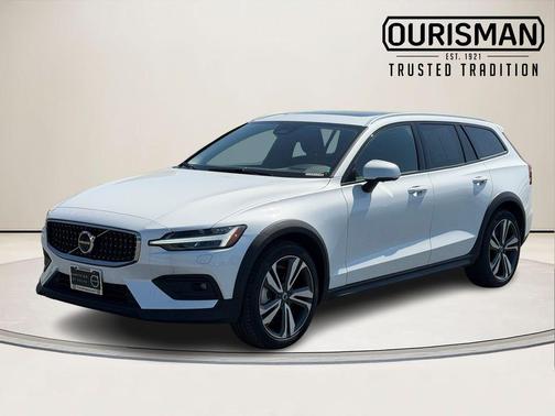 Crystal White Pearl 2025 Volvo V60 Cross Country B5 Plus
