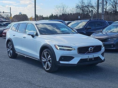 2025 Volvo V60 Cross Country B5 Plus