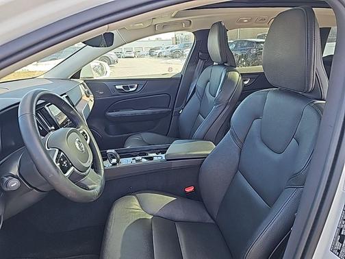 2025 Volvo V60 Cross Country B5 Plus