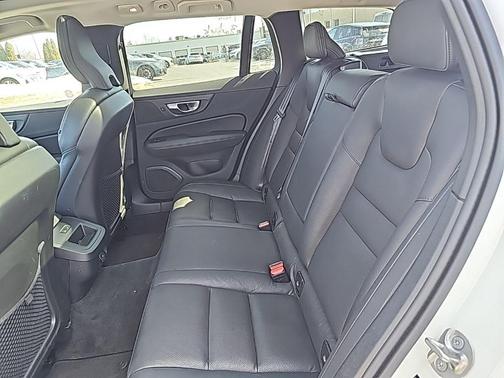 2025 Volvo V60 Cross Country B5 Plus