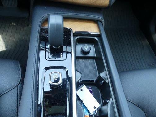 2024 Volvo XC90 B5 Plus