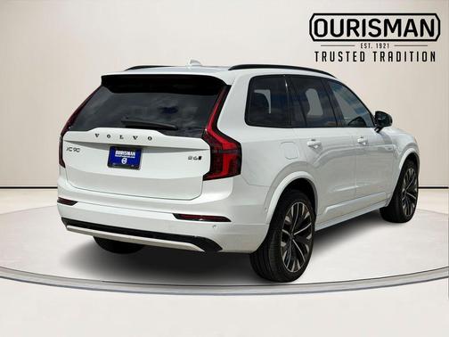Crystal White Pearl 2026 Volvo XC90 B6 Ultra