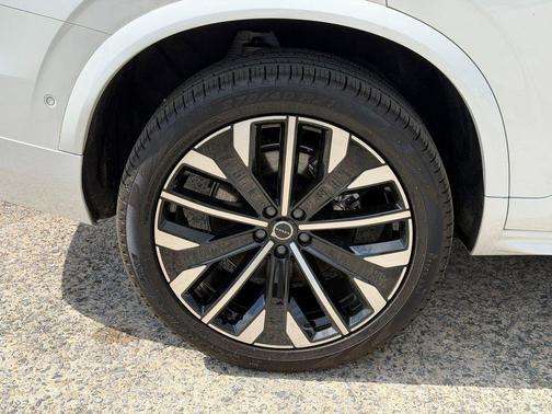 Crystal White Pearl 2026 Volvo XC90 B6 Ultra