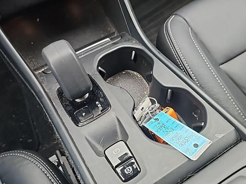 Onyx Black Metallic 2023 Volvo XC40 B5 Core