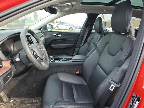 2023 Volvo XC60 B5 Plus Dark Theme