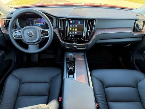 2023 Volvo XC60 B5 Plus Dark Theme