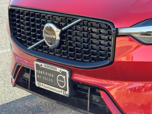 2023 Volvo XC60 B5 Plus Dark Theme
