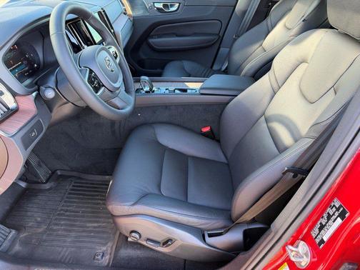 2023 Volvo XC60 B5 Plus Dark Theme