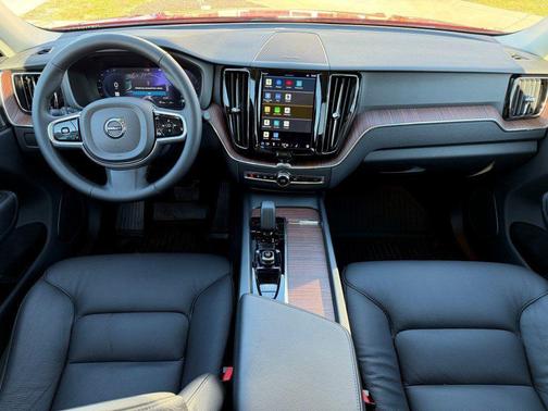 2023 Volvo XC60 B5 Plus Dark Theme