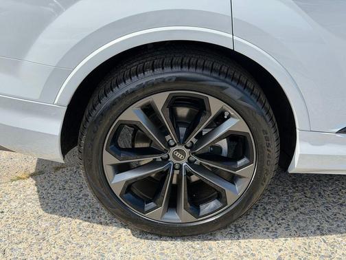 Glacier White Metallic 2026 Audi Q7 55 Premium Plus