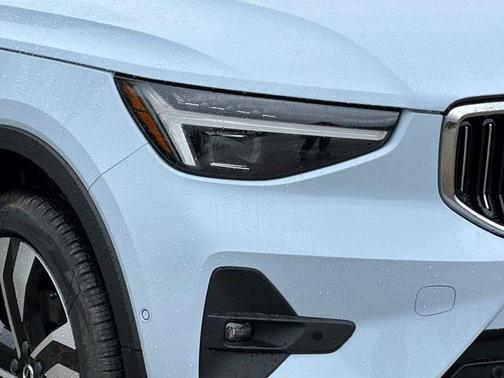 2025 Volvo XC40 B5 Ultra Bright Theme
