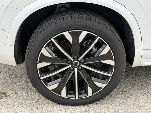 Crystal White Pearl 2026 Volvo XC90 B6 Plus Bright Theme