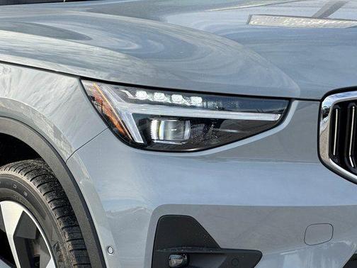 2025 Volvo XC40 B5 Plus Bright Theme