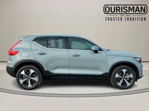 2025 Volvo XC40 B5 Plus Bright Theme