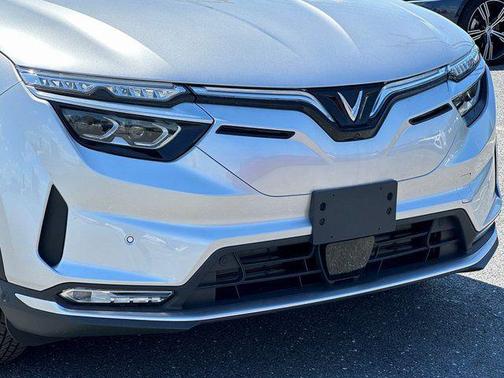 2025 VinFast VF 8 Eco