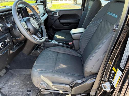 Black Clearcoat 2024 Jeep Wrangler 4xe Rubicon