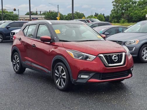 Cayenne Red/Super Black 2018 Nissan Kicks SR