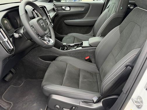 Crystal White 2023 Volvo C40 Recharge Pure Electric Ultimate