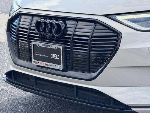 2022 Audi e-tron Premium Plus