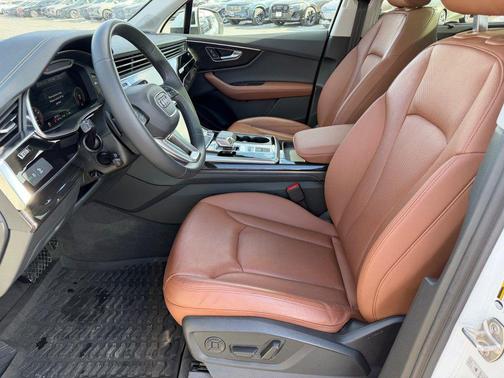 2023 Audi Q7 45 Premium Plus