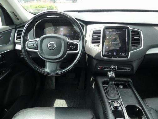 2022 Volvo XC90 T5 Momentum