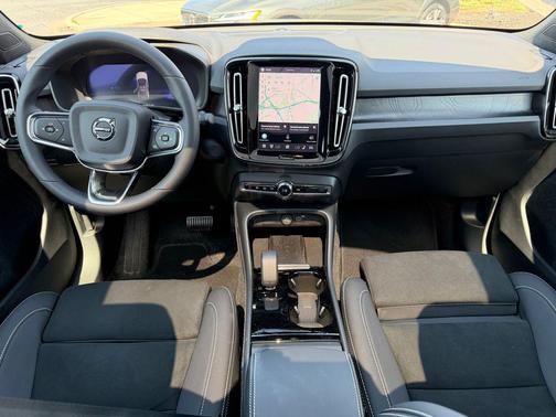 Onyx Black Metallic 2023 Volvo C40 Recharge Pure Electric Ultimate